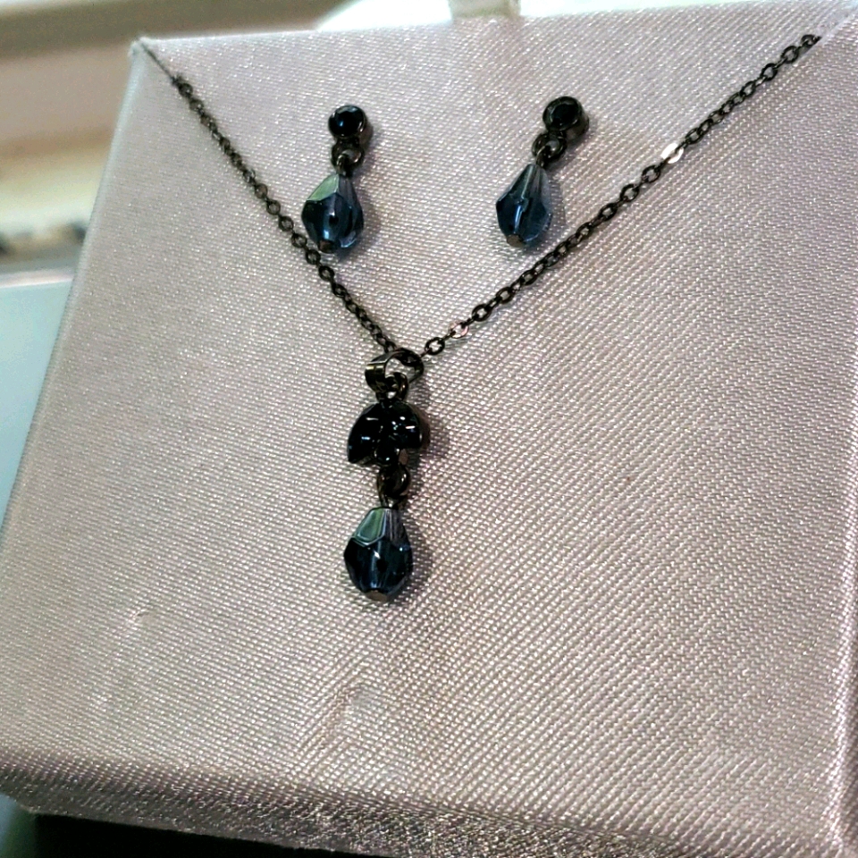 Dainty Necklace And Earring Set 14$